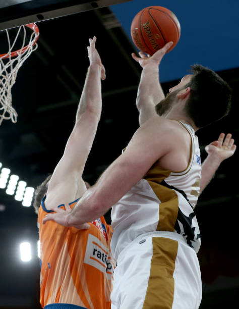 他打电话给 他打电话给